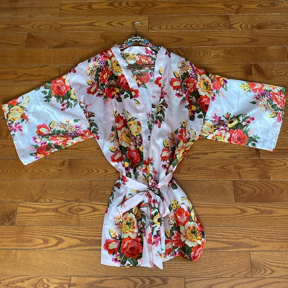 Silky short pink/ floral robe/intimates with belt. - Picture 7 of 12